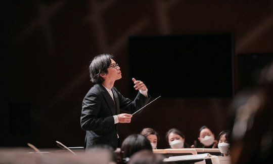 김건은 미국 커티스 음악원을 졸업하고 인디애나 대학에서 박사학위를 취득했다. 오리건 심포니 오케스트라의 상주지휘자를 역임했으며, 내셔널 심포니, 볼티모어 심포니, 서울시향, 국립심포니 등을 객원지휘했다. 현재 창원시향의 상임지휘자로 활동 중이다.